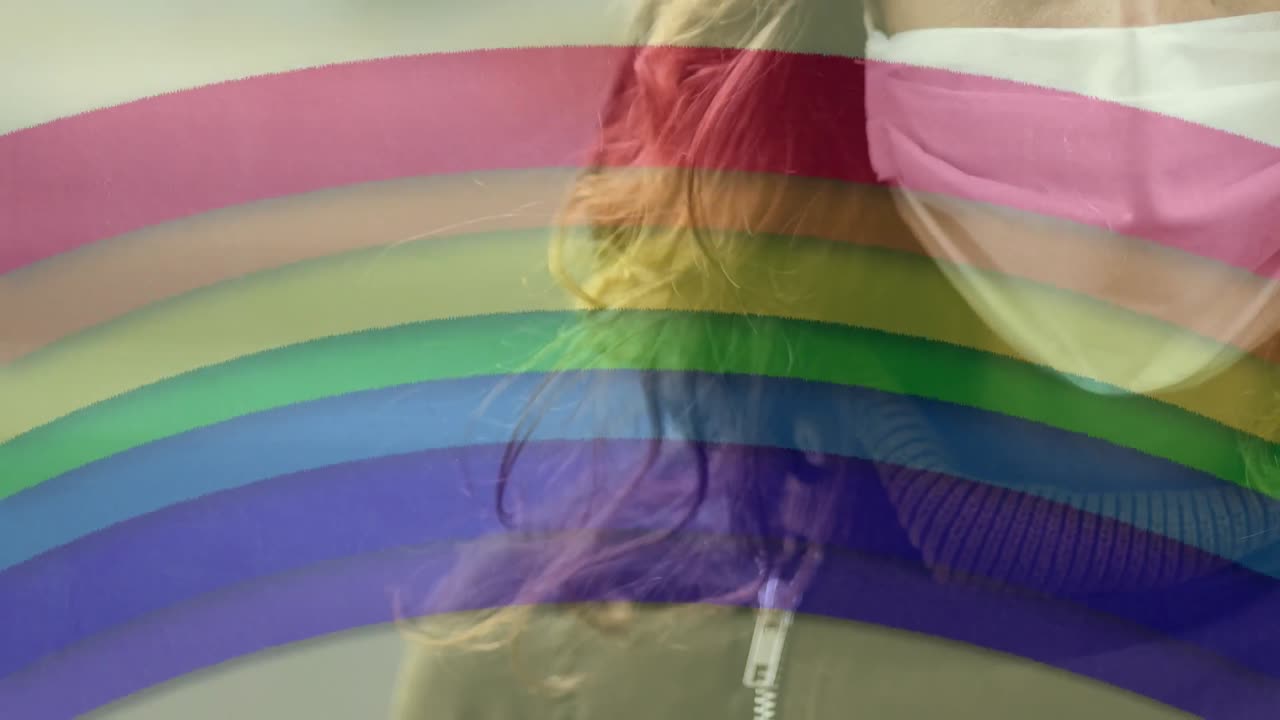 arco iris contra una mujer con una máscara facial