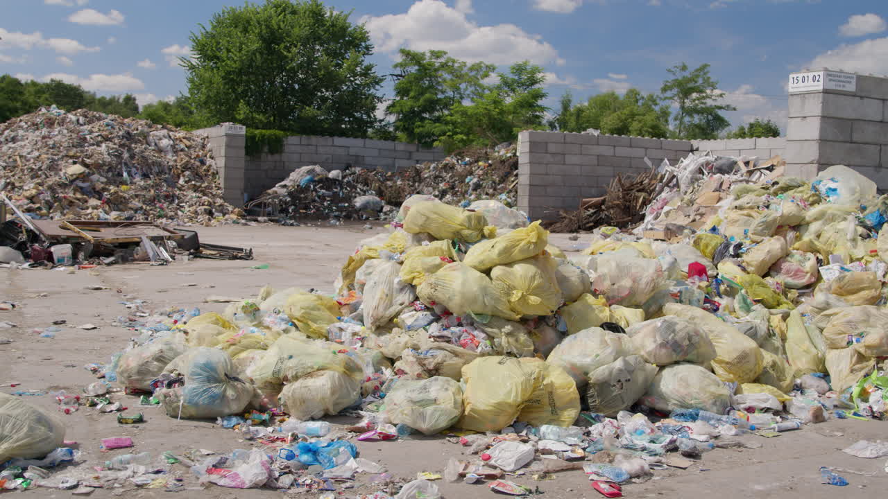 slow pan de pilas de basura en la instalación de reciclaje al aire libre, sin personas