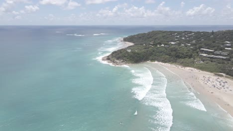 vista aerea della spiaggia del cilindro con i turisti durante l'estate - minjerribah, isola di nord stradbroke, australia