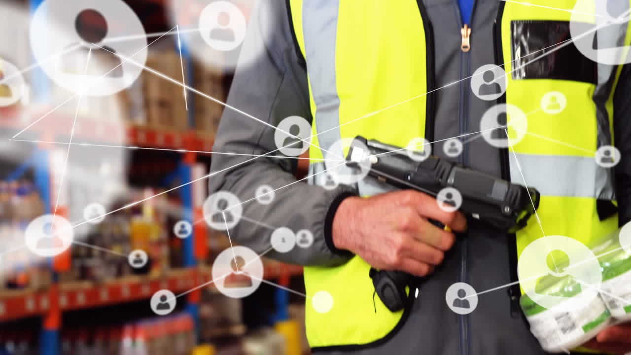 animación de redes de conexiones con iconos sobre el hombre que trabaja en el almacén