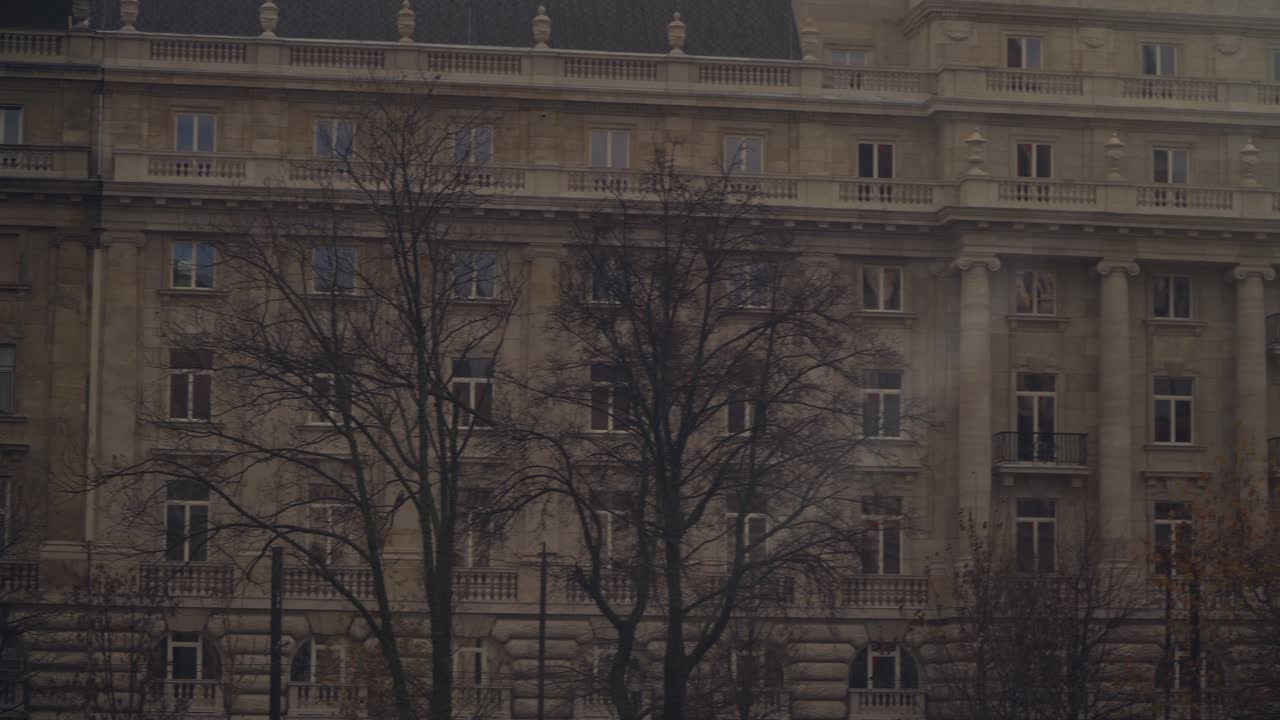 헝가리 부다페스트의 매력적이고 거대한 오래된 건물 - 패닝 와이드 샷