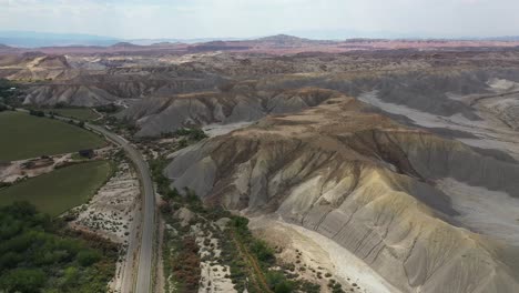 Vista-Aérea-De-La-Carretera-Y-El-Paisaje-Desértico-De-Utah,-área-De-Hanksville,-Estados-Unidos