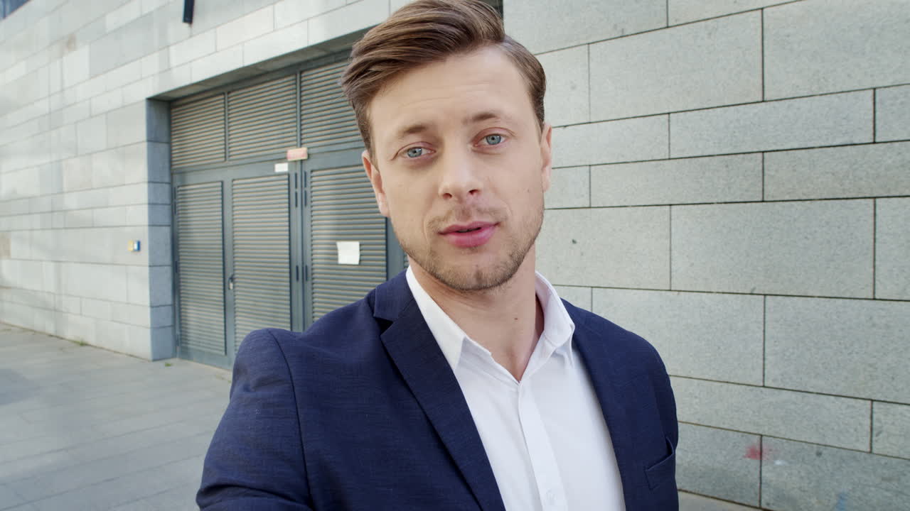 거리에서 온라인 대화를 나누는 사업가. 비디오 통화를 하는 경영자