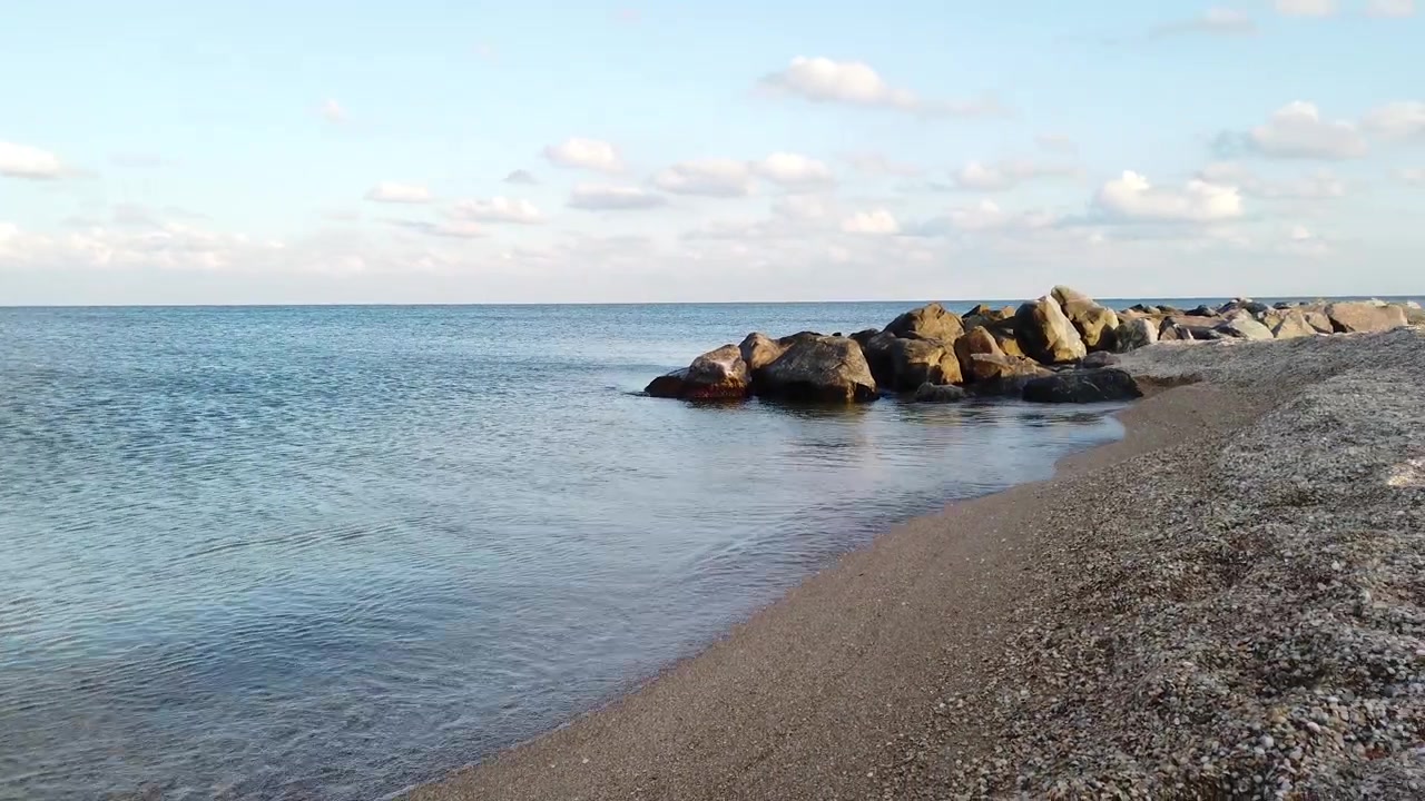 Морской пляж. Пирс у моря