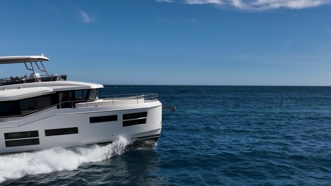 increíble yate de lujo conduciendo en cámara lenta filmado por un dron