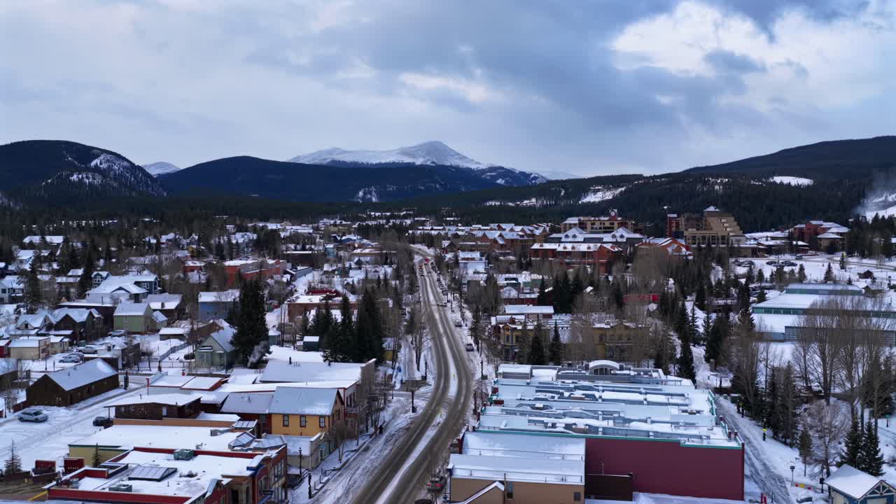 Talvinen aamu Breckenridge Ski Resortin keskustassa, pääkatu, Colorado, ilmakuva dronella, Breckenridge, Ten Mile Range, Rocky Mountains, Boreas Pass, joulukuu, tammikuu, autot, asunnot, kodit, yritysrakennukset eteenpäin