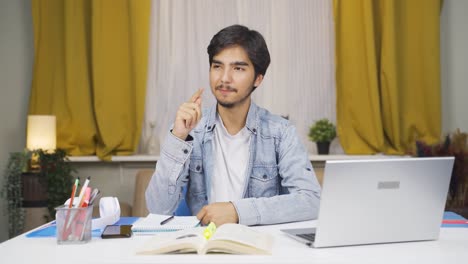 estudiante varón con sueños de carrera.