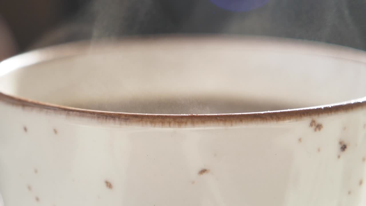 컵 에 넣은 뜨거운 음료