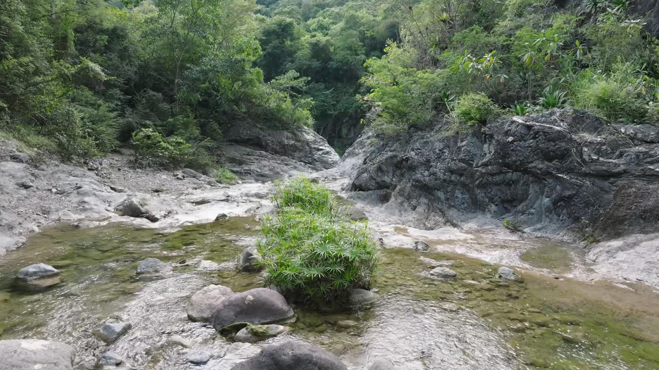 vuelo bajo del avión no tripulado sobre el río en las yayitas, rio bani, provincia de peravia, república dominicana