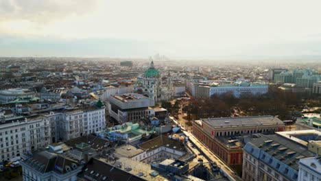 video de un dron volando alrededor de la iglesia de karlskirche en viena durante la puesta de sol