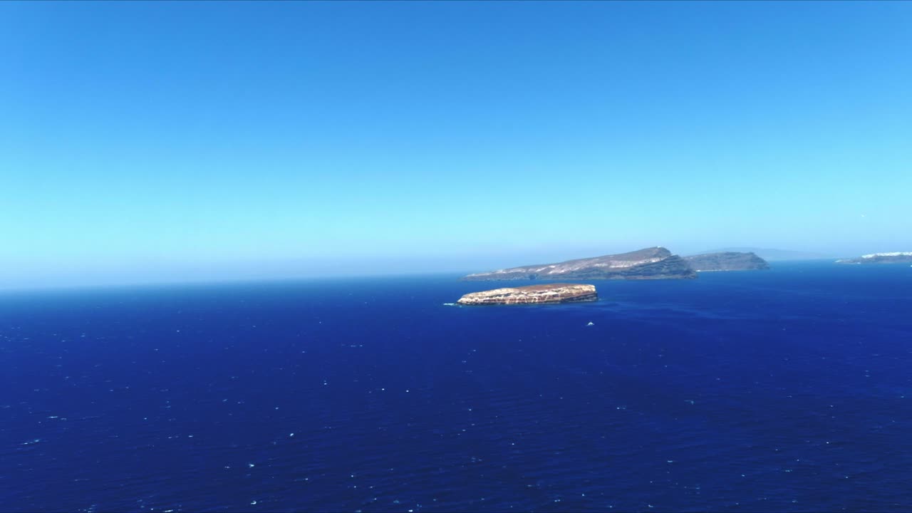 산토리니 그리스의 먼 열대 섬을 향한 공중 4k 푸른 바다와 하늘 꼭대기 전망