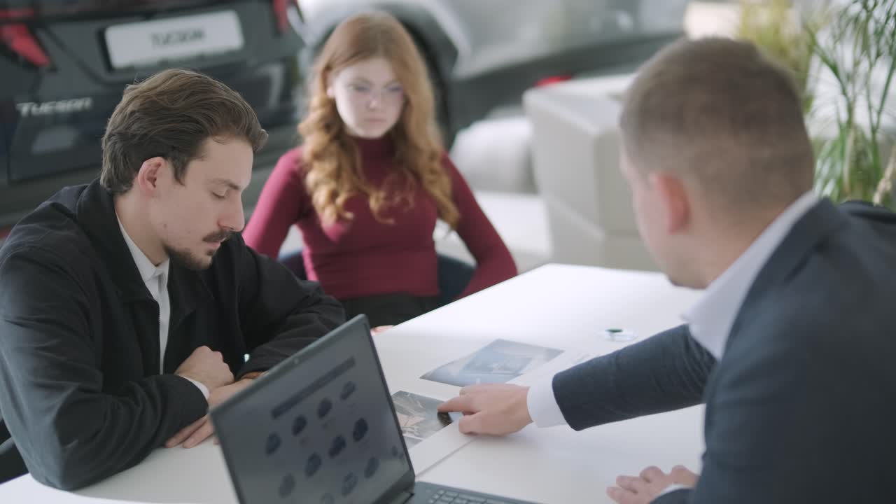 Riunione con la concessionaria auto