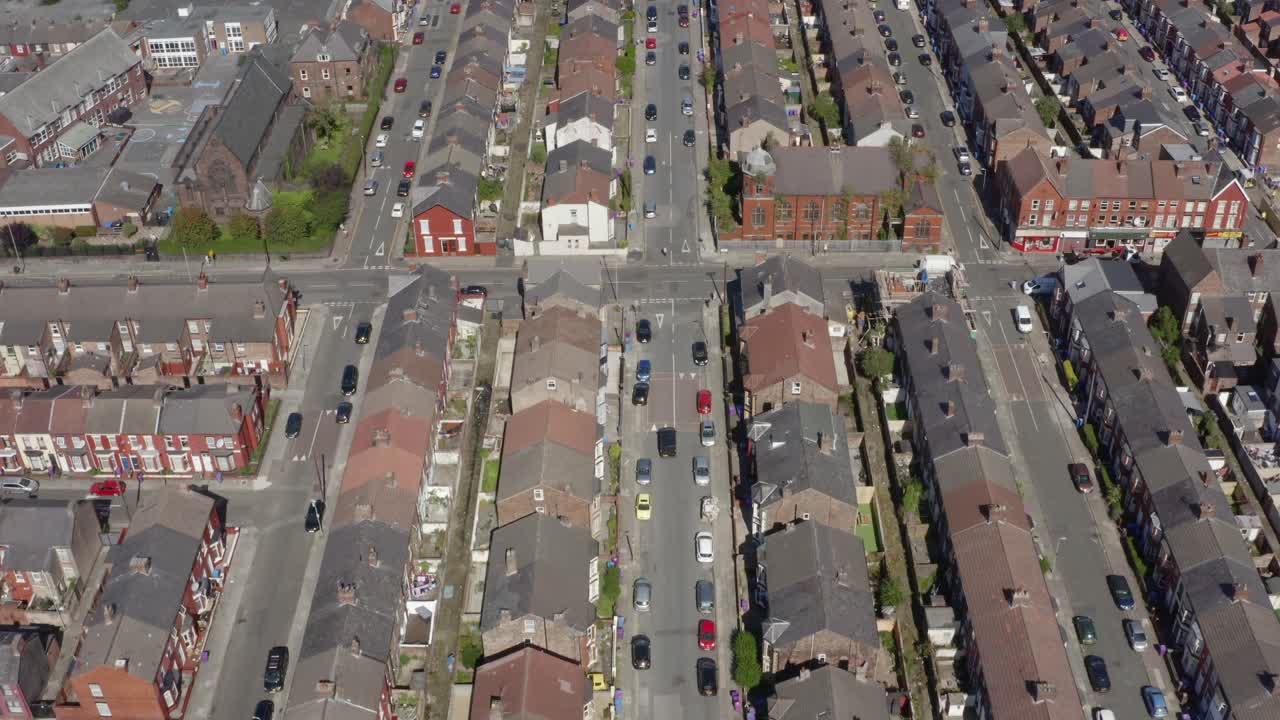 wavertree 주택 단지를 가로지르는 드론 샷 추적 차량 02