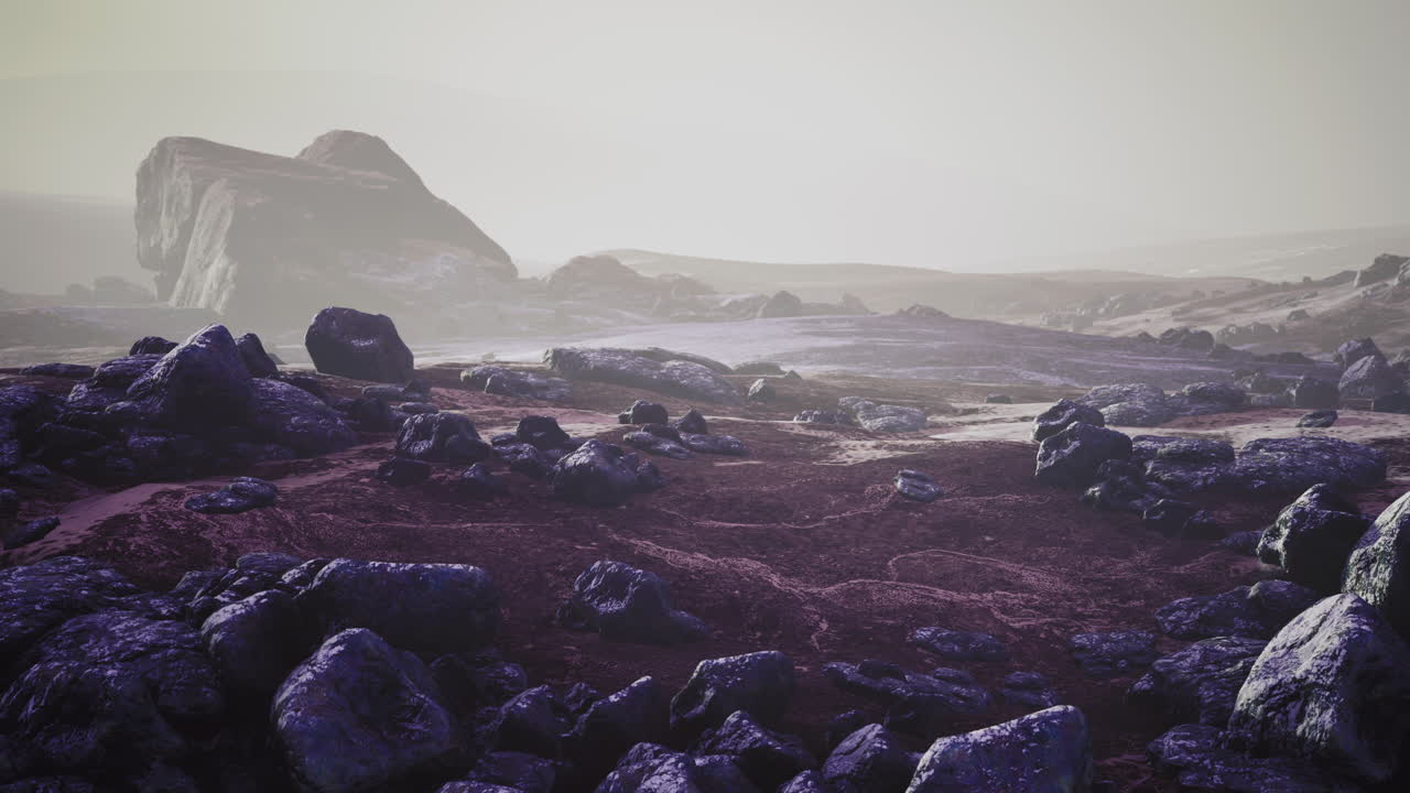 paisaje montañoso brumoso con cornisa de nieve sobre el abismo dentro de la nube