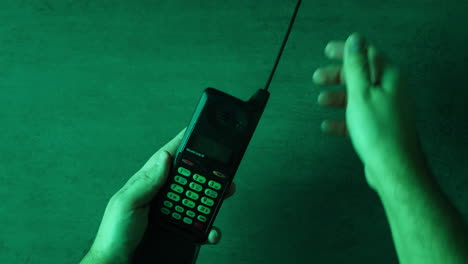 teléfono móvil vintage en las manos