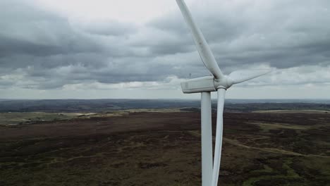 Vista-Aérea-De-Drones-De-Un-Parque-Eólico-Y-Turbinas-Eólicas-Girando-En-El-Viento