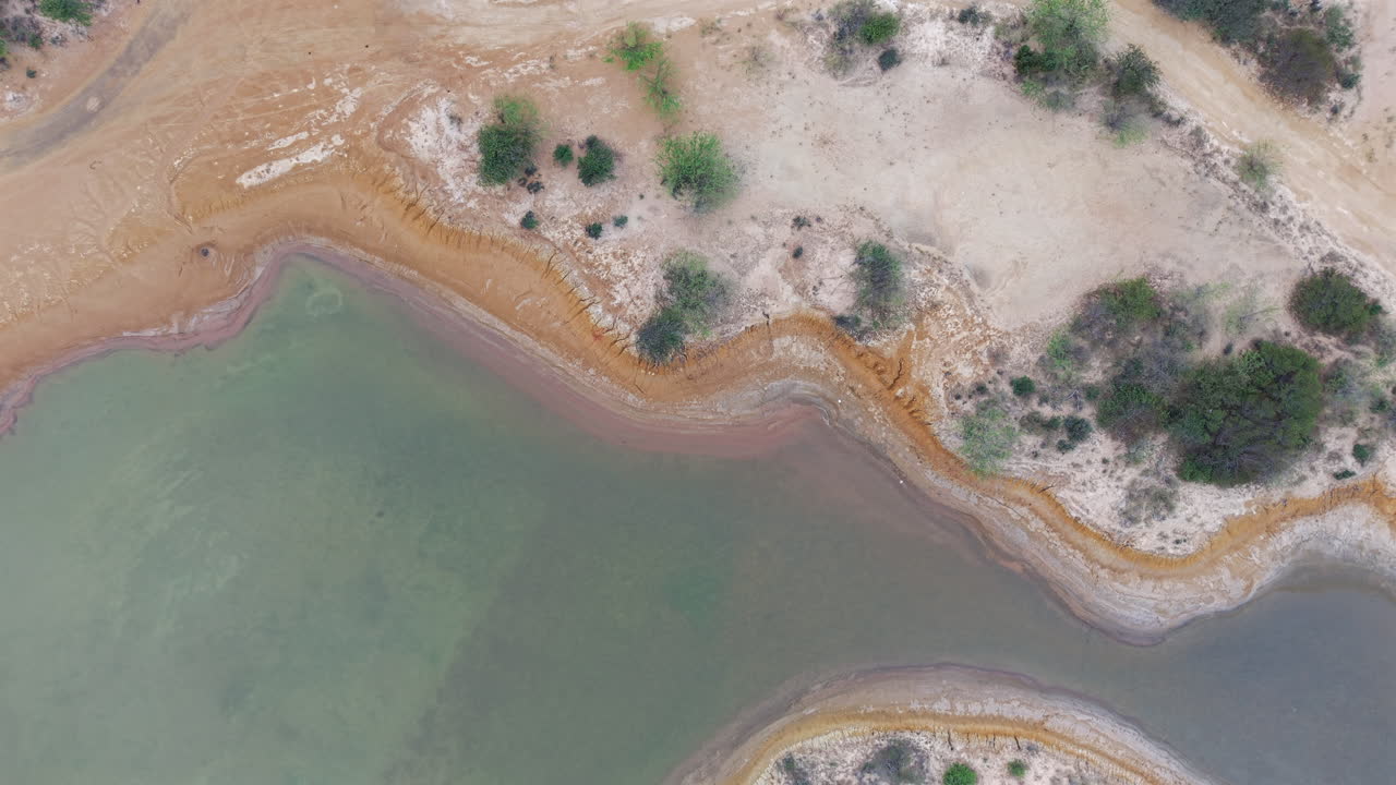 Dronevideo, der fanger de barske landskaber i La Guajira, Colombia. Betagende luftoptagelser viser tørt terræn, sparsom vegetation og indviklede landmønstre.
