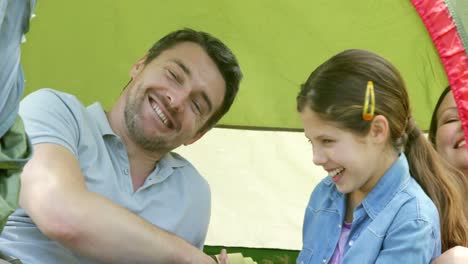 familia feliz divirtiéndose en su tienda en un viaje de campamento