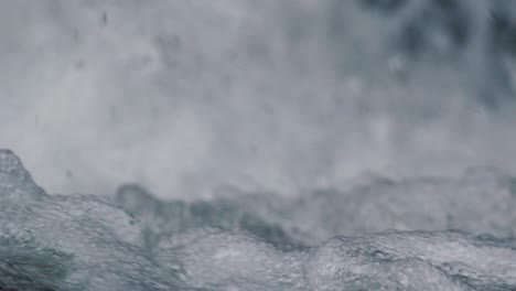 salpicadura de cascada con mucha espuma