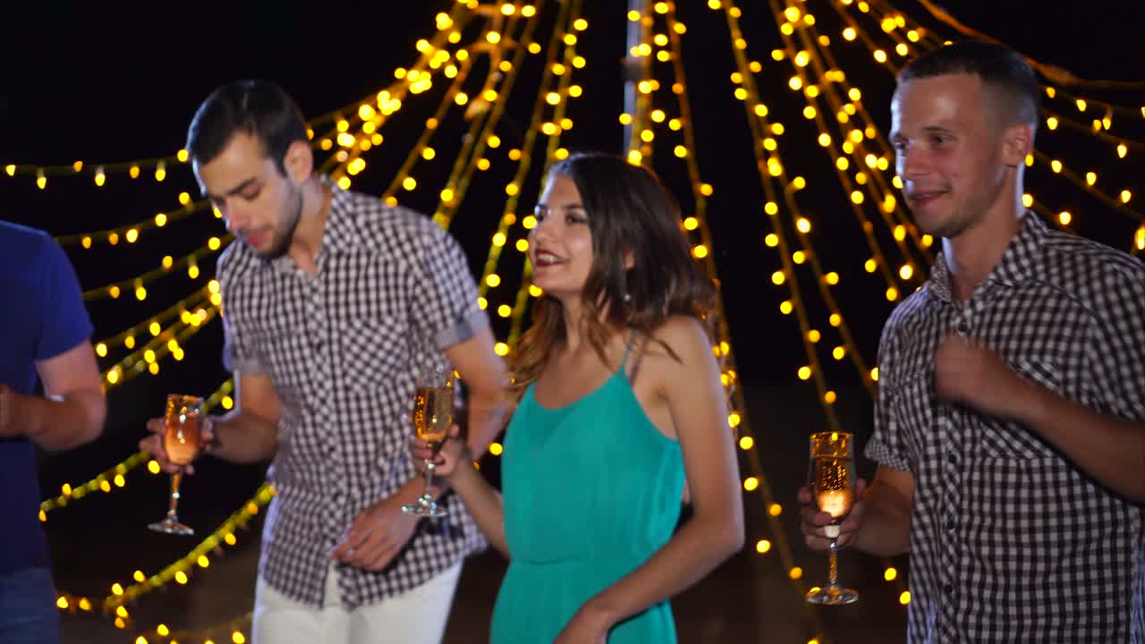 amigos celebrando por la noche