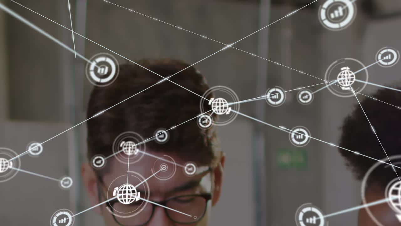 animación de la red de conexiones con iconos sobre hombre asiático que trabaja en el almacén