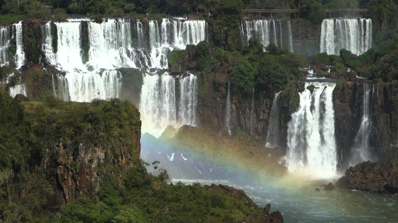 majestuosas cataratas del iguazú y arcoíris sobre el cañón estático