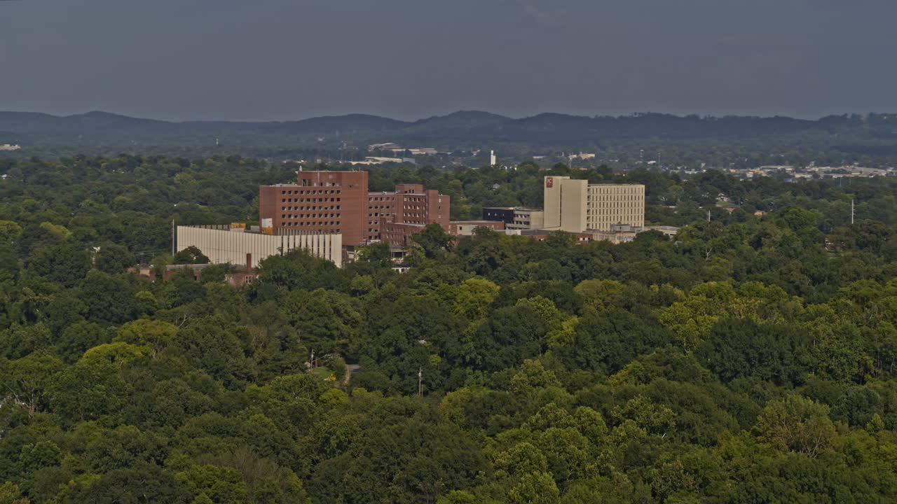 버밍엄 앨라배마 공중 v14 중앙 도시가 있는 드루이드 언덕 인근의 울창한 나무로 둘러싸인 건물의 탁 트인 전망 - dji 인스파이어 2, x7, 6k - 2020년 8월