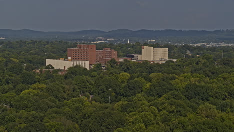 Birmingham-Alabama-Aerial-V14-Panoramablick-Auf-Gebäude-Umgeben-Von-Dichten-Bäumen-In-Der-Druid-Hills-Nachbarschaft-Mit-Enthüllter-Innenstadt---Aufgenommen-Auf-Dji-Inspire-2,-X7,-6k---August-2020