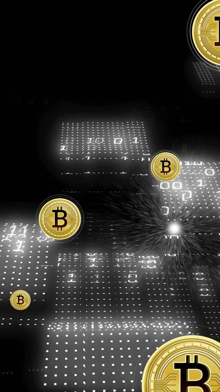 Animación de iconos de Bitcoin, procesamiento de datos financieros sobre codificación binaria.