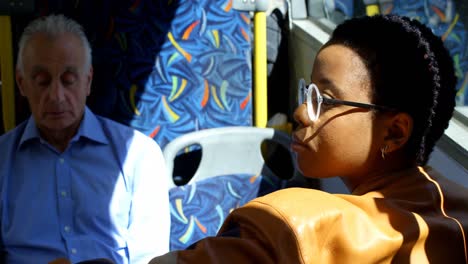mujer que viaja en el autobús 4k