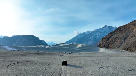 fotografía aérea de ángulo ancho de turistas explorando el frío desierto de sarfaranga - valle de skardu en pakistán durante el día