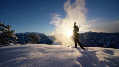 Una-Mujer-Crea-Un-Espectáculo-Mágico-De-Nieve,-Lanza-Nieve-Al-Aire-En-Cámara-Lenta