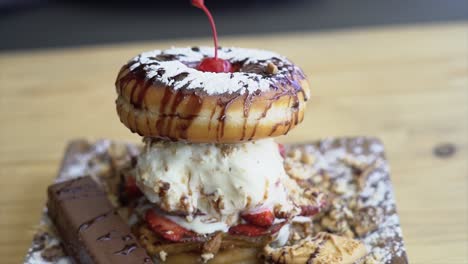 Postre-De-Donut-Con-Helado,-Galleta-Y-Fresas,-Dulce,-Pastel