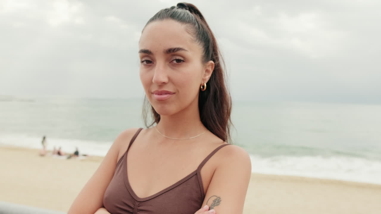 Giovane donna sorride sulla spiaggia