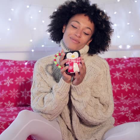 pretty woman admirando su taza de café de navidad