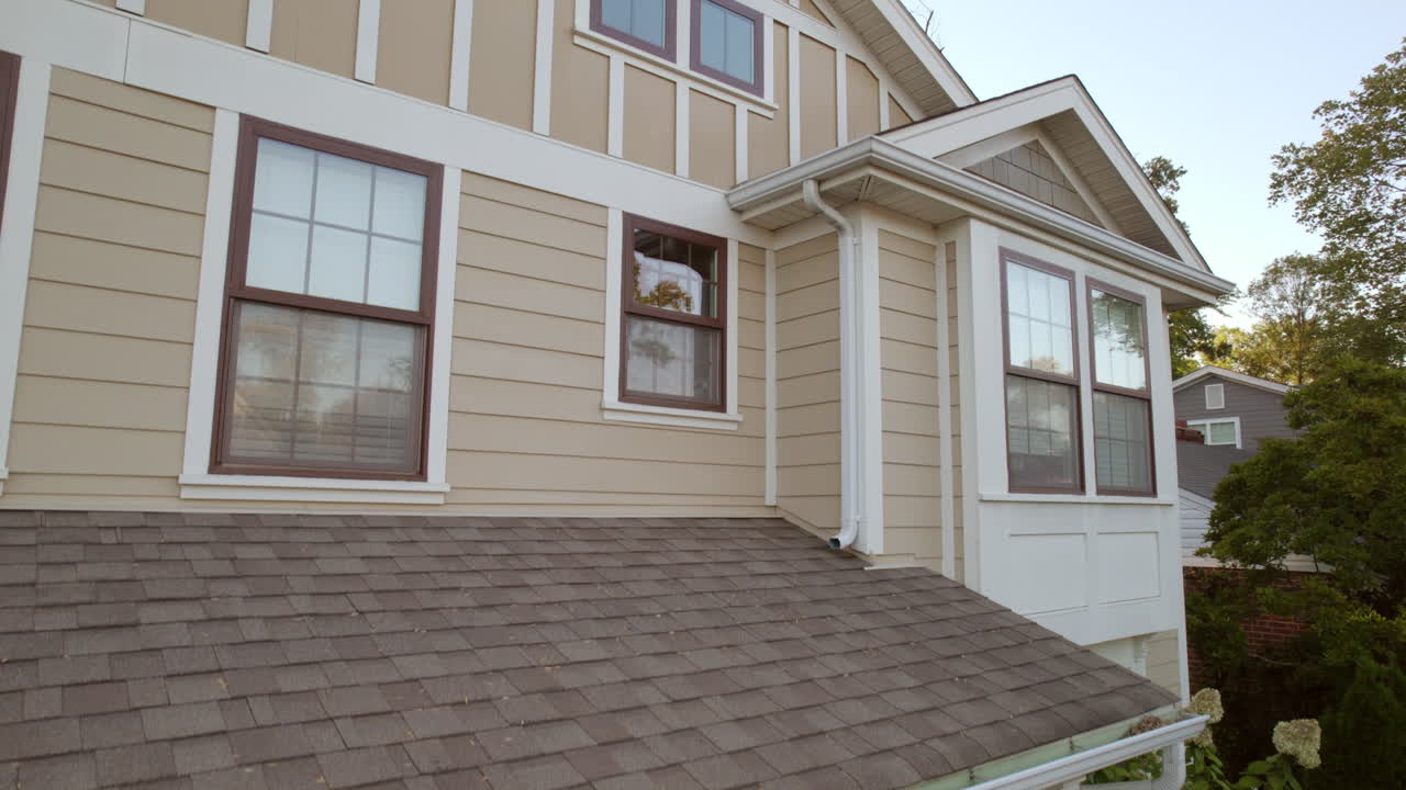 una bonita casa suburbana en los suburbios decorada para halloween