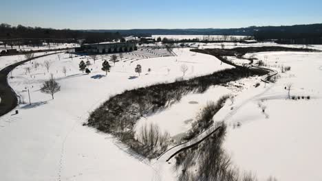 Un-Paso-Elevado-De-Terreno-Helado-En-El-Parque-Liberty-En-Clarksville,-Tennessee