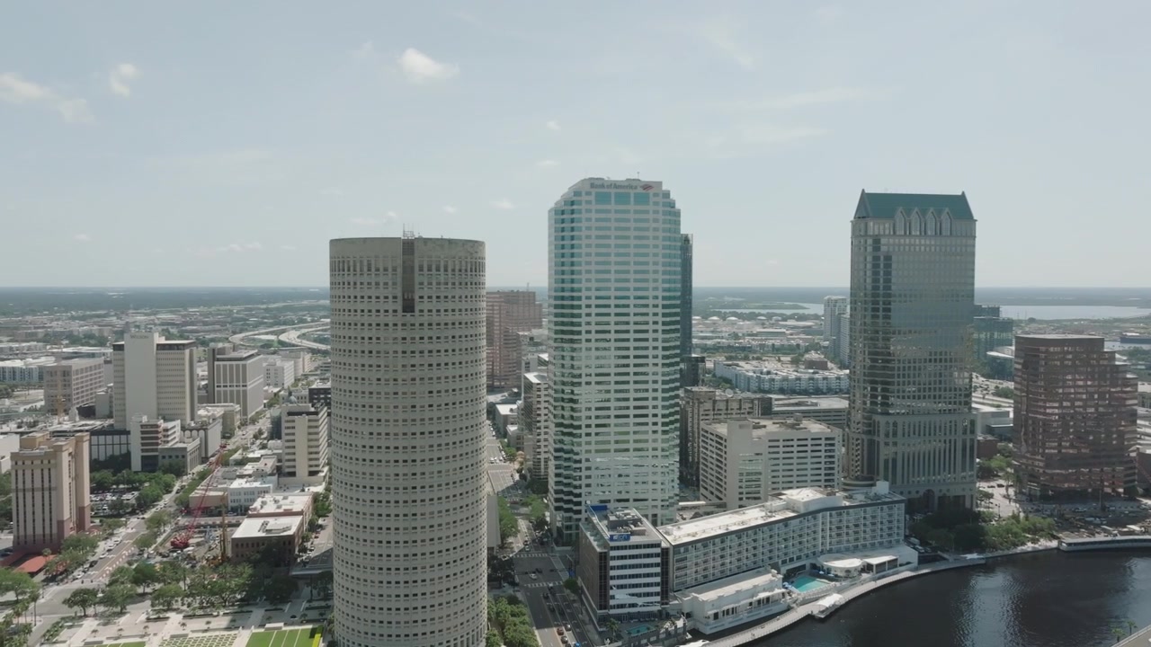 Voo de drone no centro de Tampa, Flórida, durante o dia.