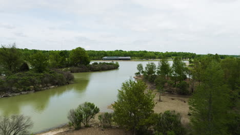 lago patriota en el parque shelby farms en el condado de shelby, tennessee, estados unidos