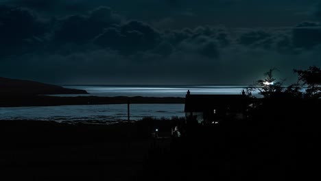 el lapso de la marea alta en una noche de luna en la isla de lewis, hébridas