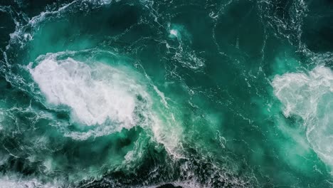 las olas de agua del río y el mar se encuentran durante la marea alta y la marea baja.