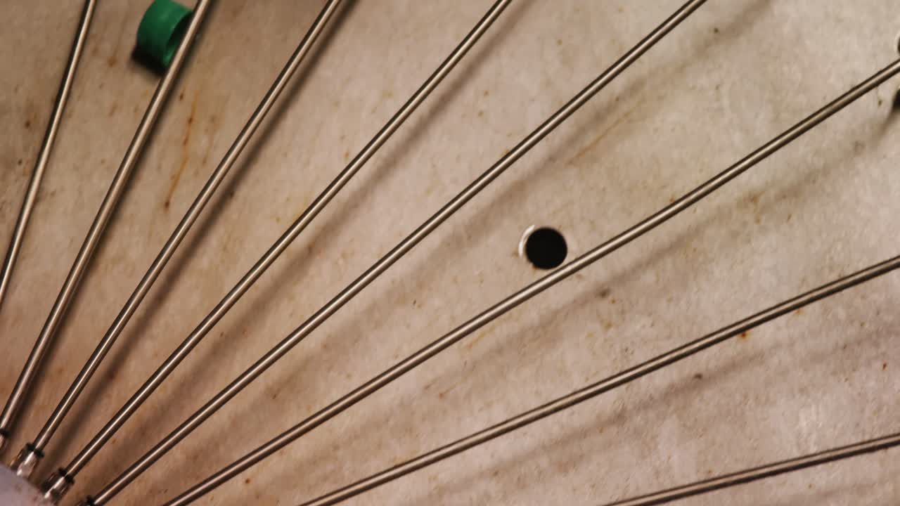 cerrar botellas llenas de jugo en la línea de producción