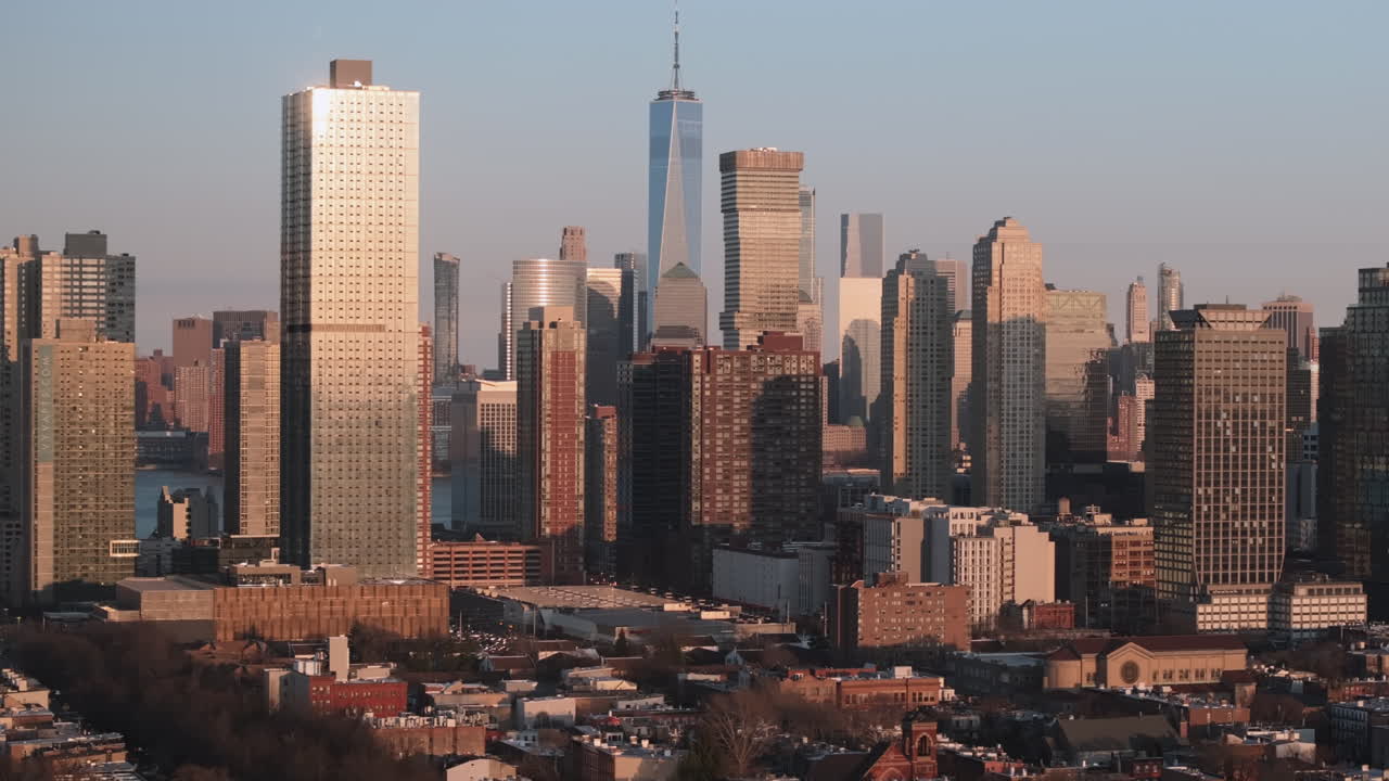 Filmagem de drone de Lower Manhattan e Jersey City. Capturada ao pôr do sol.