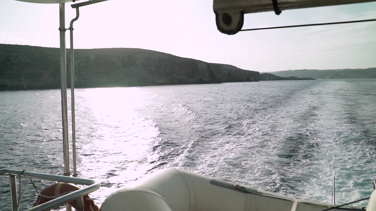 몰타의 섬 주변 바다에서 항해하는 보트 뒤에서 보기