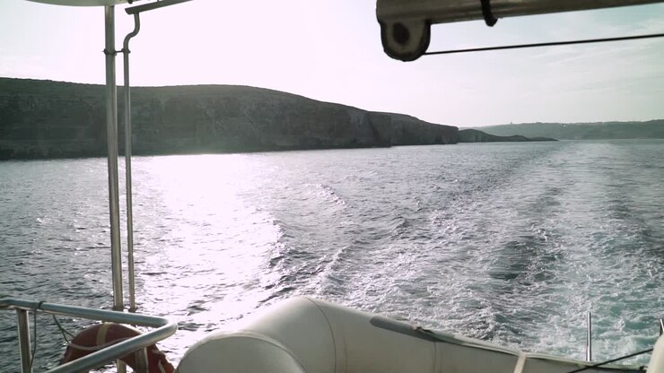 Vista dalla poppa di una barca che naviga in mare intorno alle isole di Malta