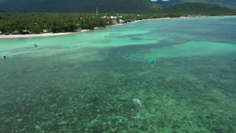 Gente-Profesional-Practicando-Kitesurf-En-Una-Playa-Tropical