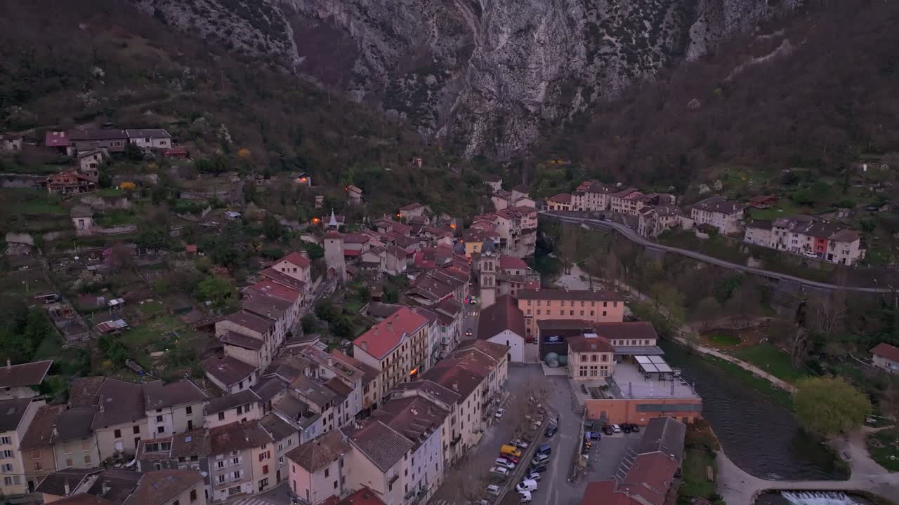 Pont-en-Royans'taki kilise ve falezlerin üzerindeki sakin gün batımı.