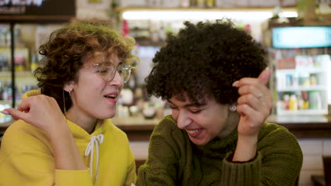 Pareja-De-Lesbianas-En-Un-Bar