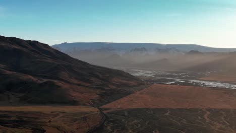Cresta-De-La-Montaña-Thorsmork-Con-Lecho-De-Río-Al-Amanecer-En-El-Sur-De-Islandia