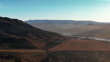 la cordillera de la montaña thorsmork con el lecho del río al amanecer en el sur de islandia